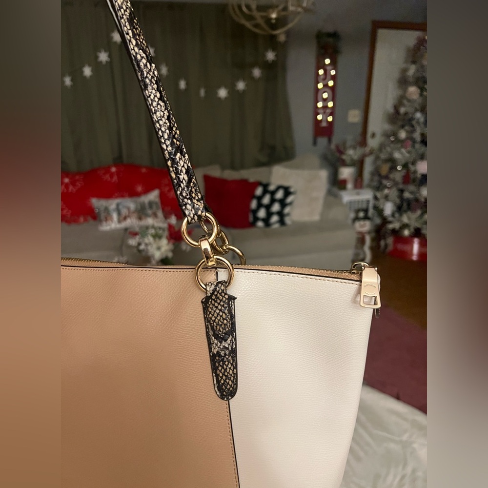 ✨ Coach Ava Tote in Exotic Embossed Leather - Picture 4 of 8